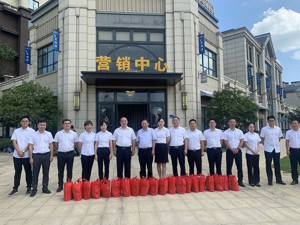 集團(tuán)工會一行到徽鹽地產(chǎn)六安項目開展“送清涼”慰問活動