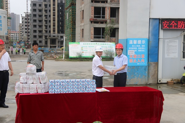 楊曉彬到徽鹽地產(chǎn)定遠(yuǎn)、泗縣項目公司開展高溫慰問