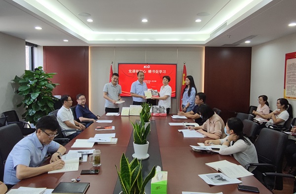 黨課銘初心，贈(zèng)書促學(xué)習(xí)——徽鹽地產(chǎn)集團(tuán)機(jī)關(guān)第二黨支部推動(dòng)黨史學(xué)習(xí)教育再升溫